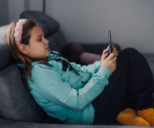 Telefon dziecka ciągle pika? 4 zasady, które ograniczą cyfrowe przeciążenie