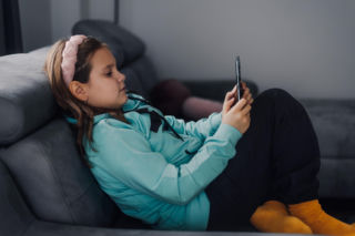 Telefon dziecka ciągle pika? 4 zasady, które ograniczą cyfrowe przeciążenie