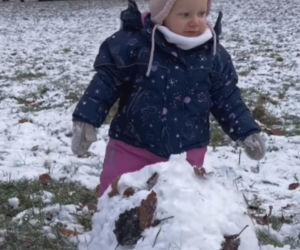 Antoni Królikowski bawi się z córką na śniegu