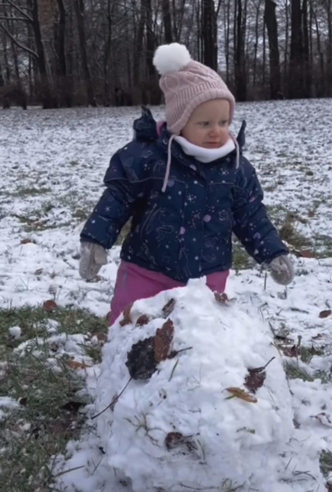 Antoni Królikowski bawi się z córką na śniegu