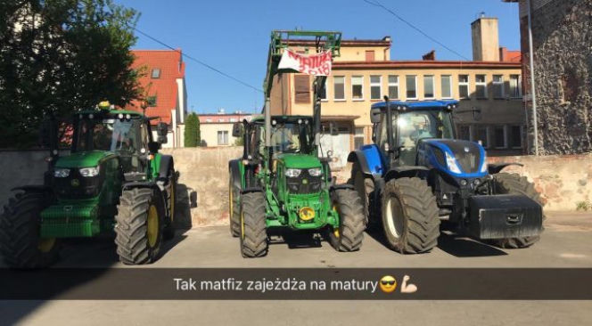 Traktorami przyjechali na maturę