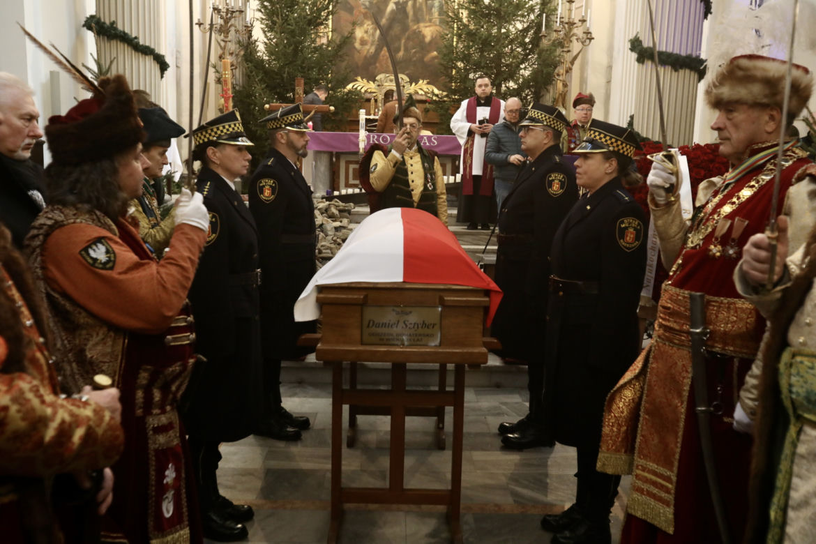 Mistrz ceremonii przełamał szablę nad trumną z ciałem Daniela 