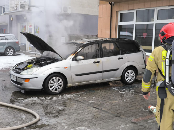 Pożar auta w Lesznie