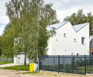Biały dom na planie kwadratu