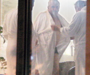Prezesa PIS zawinięto w szlafrok