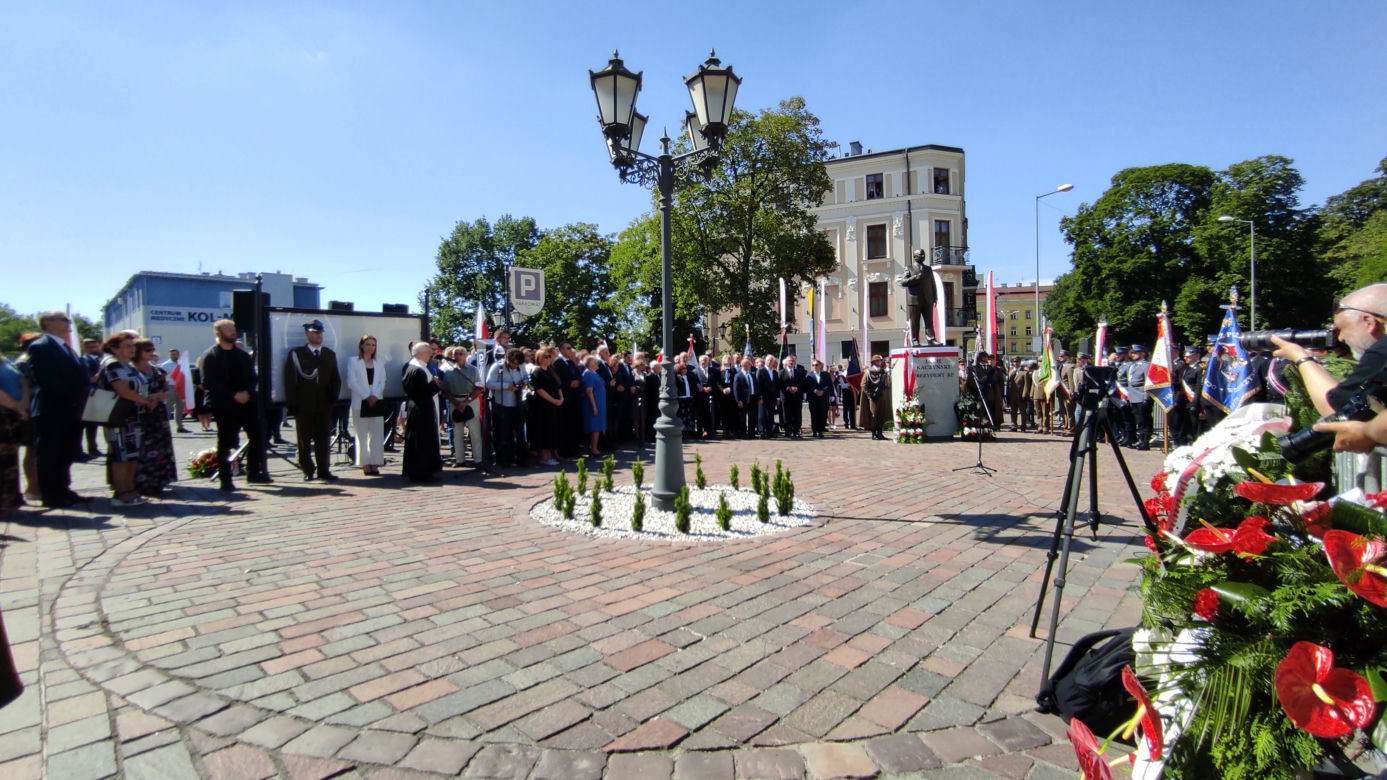 Dużo emocji podczas odsłonięcia pomnika ś.p. Lecha Kaczyńskiego przed Dworcem PKP w Tarnowie