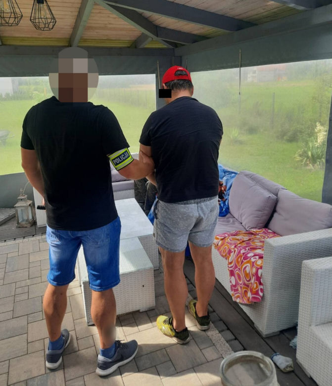  Ukradli mitsubishi z Niemiec, ukrywali je na posesji w Radzyminie. Grupa „Skorpion” zatrzymała złodziei auta