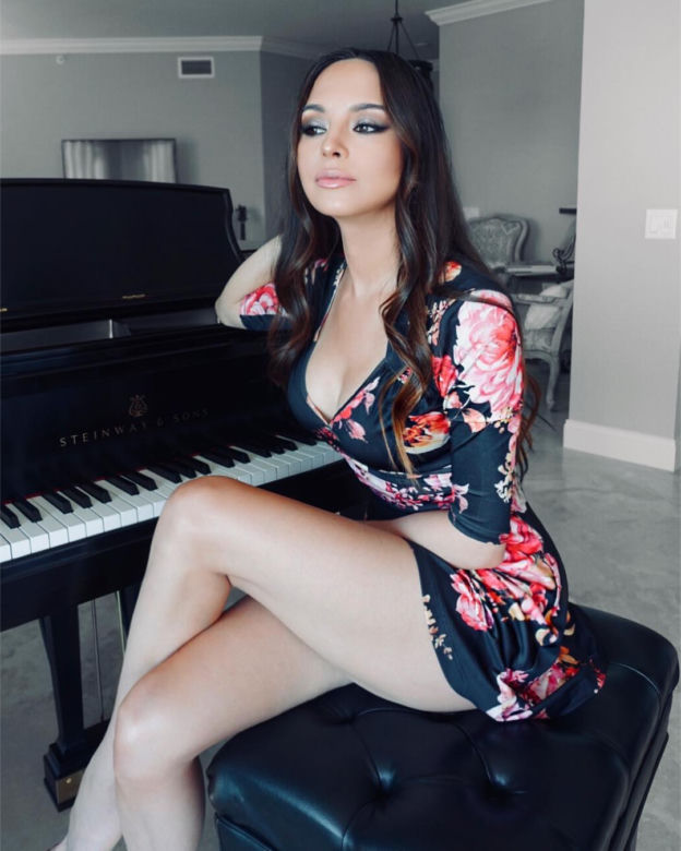Lola Astanova. Najseksowniejsza pianistka świata