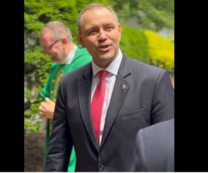 Tuż przed wejściem do kościoła zaczepili Nawrockiego i zapytali o to, co powie Trumpowi o obecności amerykańskich wojsk. Tak odpowiedział!