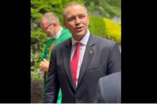 Tuż przed wejściem do kościoła zapytali Nawrockiego o to, co powie Trumpowi o obecności amerykańskich wojsk. Tak odpowiedział!