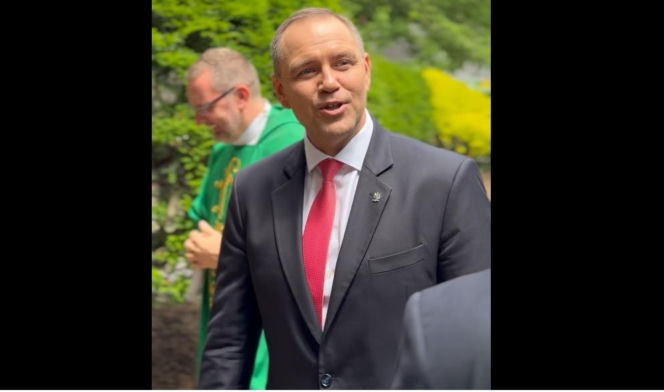 Tuż przed wejściem do kościoła zapytali Nawrockiego o to, co powie Trumpowi o obecności amerykańskich wojsk. Tak odpowiedział!