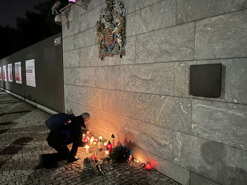Mieszkańcy Warszawy przed ambasadą Wielkiej Brytanii w Warszawie (08.09.2022 r.)