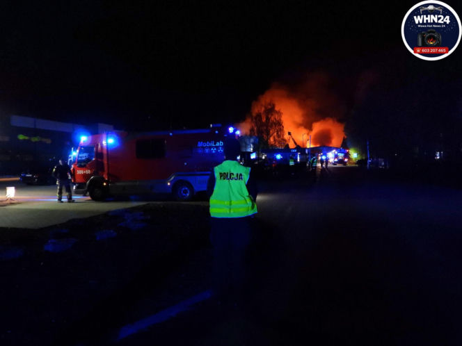Gigantyczny pożar hal produkcyjnych w Bramkach. W akcji setki strażaków