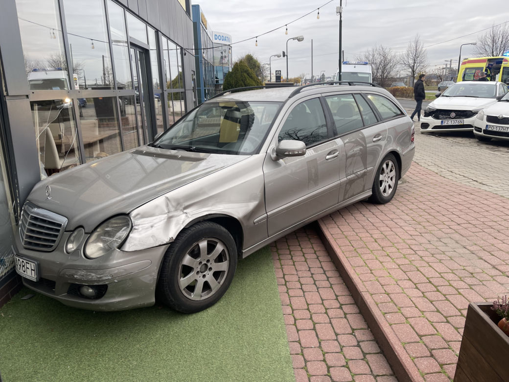 Kierowca dostał zawału i rozbił się samochodem