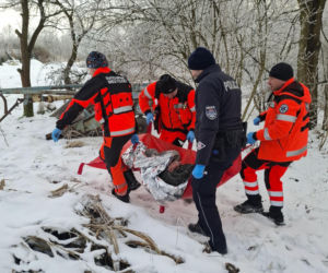 Zamarzał w pustostanie! Policjanci uratowali go przed śmiercią w ostatniej chwili