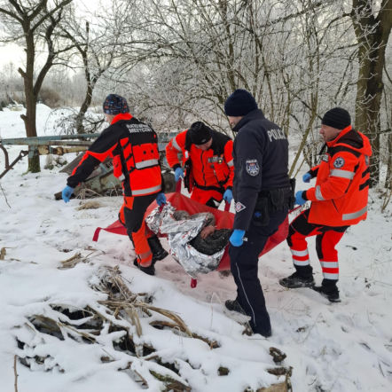 Zamarzał w pustostanie! Policjanci uratowali go przed śmiercią w ostatniej chwili