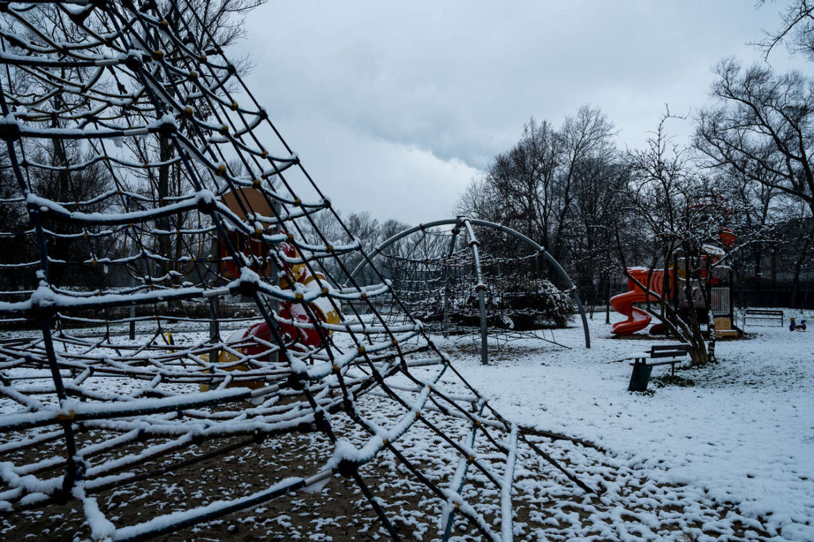 Skawiński park w zimowej otoczce