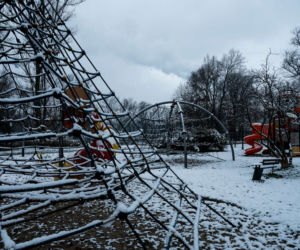 Skawiński park w zimowej otoczce