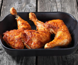Udka z kurczaka marynowane w maślance i pieczone na złoto – tak soczyste, że trudno je zepsuć
