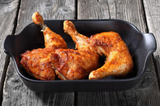 Udka z kurczaka marynowane w maślance i pieczone na złoto – tak soczyste, że trudno je zepsuć