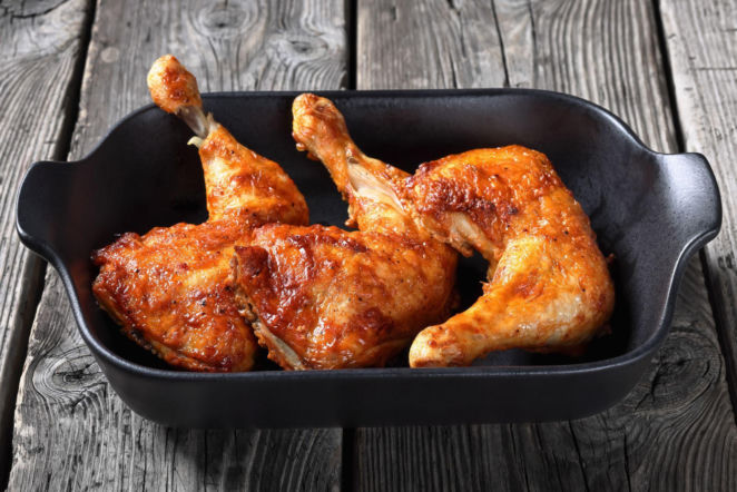 Udka z kurczaka marynowane w maślance i pieczone na złoto – tak soczyste, że trudno je zepsuć
