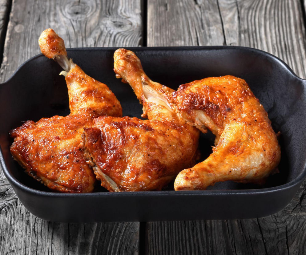 Udka z kurczaka marynowane w maślance i pieczone na złoto – tak soczyste, że trudno je zepsuć