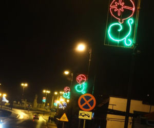 Iluminacja świąteczna Sępólna Krajeńskiego została powieszona do góry nogami.