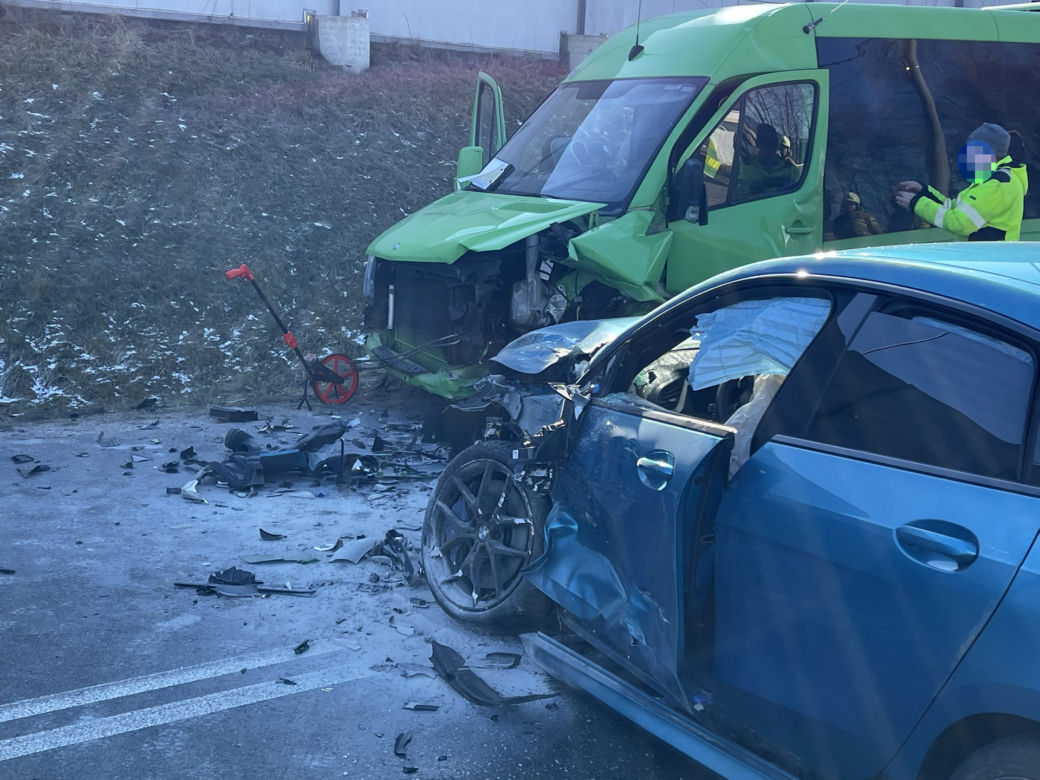 Sportowe BMW czołowo zderzyło się z busem pełnym ludzi. 5 osób trafiło do szpitala