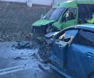 Sportowe BMW czołowo zderzyło się z busem pełnym ludzi. 5 osób trafiło do szpitala