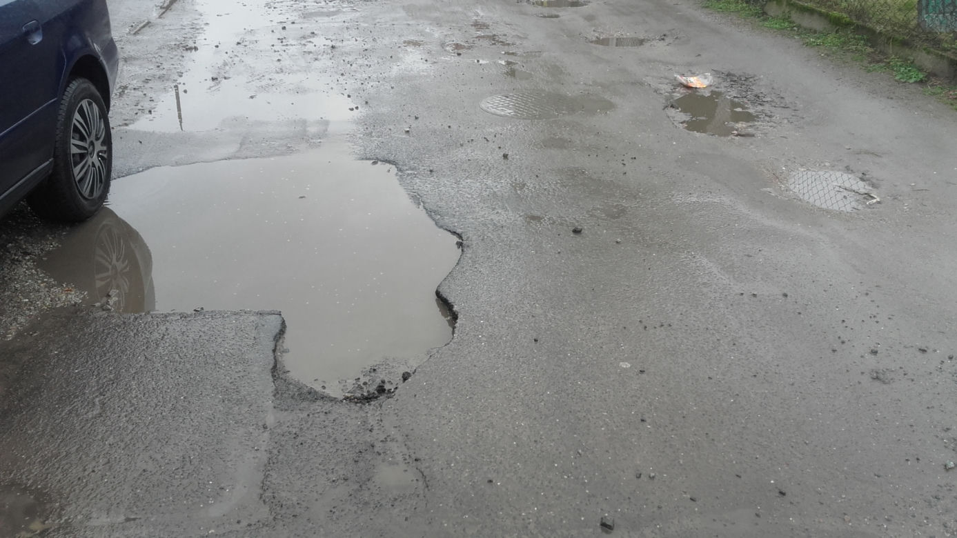 Kiedy spadnie deszcz, mieszkańcy ulicy toną w błocie