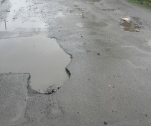Kiedy spadnie deszcz, mieszkańcy ulicy toną w błocie