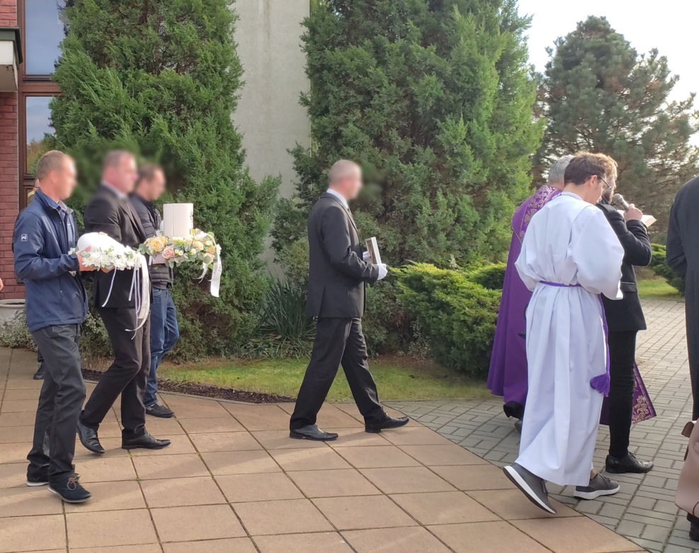Katarzyna z malutkimi córeczkami zostaną pochowane w rodzinnym grobowcu. Wzruszające słowa księdza