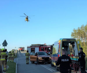 14-latek na hulajnodze  zderzył się z samochodem, helikopterem LPR przetransportowano go do szpitala