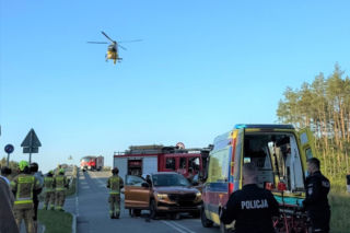 14-latek na hulajnodze  zderzył się z samochodem, helikopterem LPR przetransportowano go do szpitala