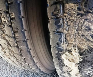 94-tonowy transport. Bez zezwolenia, na zdartych oponach i z szeregiem innych naruszeń