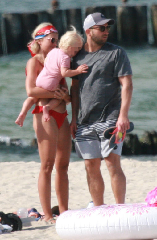 Borys Szyc całuje się na plaży