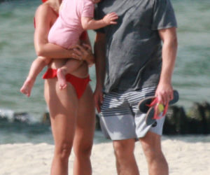 Borys Szyc całuje się na plaży