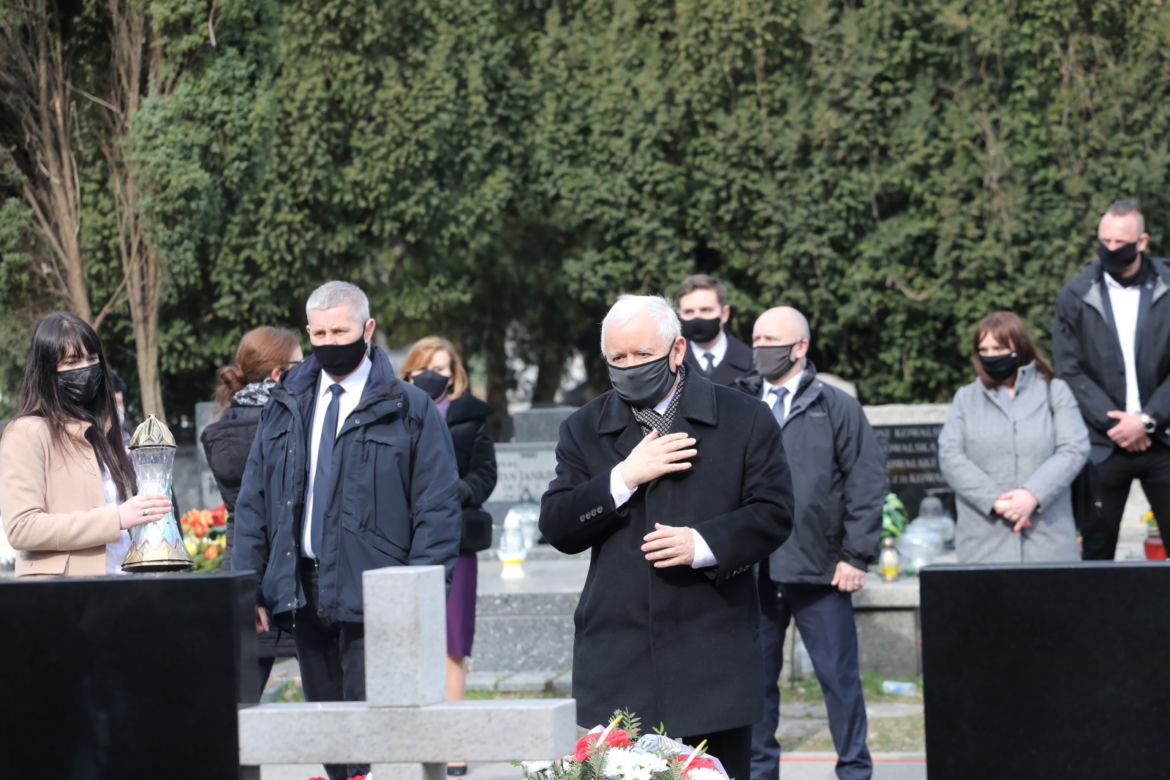 Prezes PiS, wicepremier Jarosław Kaczyński składa kwiaty na grobach ofiar katastrofy smoleńskiej na warszawskim Cmentarzu Wojskowym na Powązkach