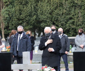 Prezes PiS, wicepremier Jarosław Kaczyński składa kwiaty na grobach ofiar katastrofy smoleńskiej na warszawskim Cmentarzu Wojskowym na Powązkach