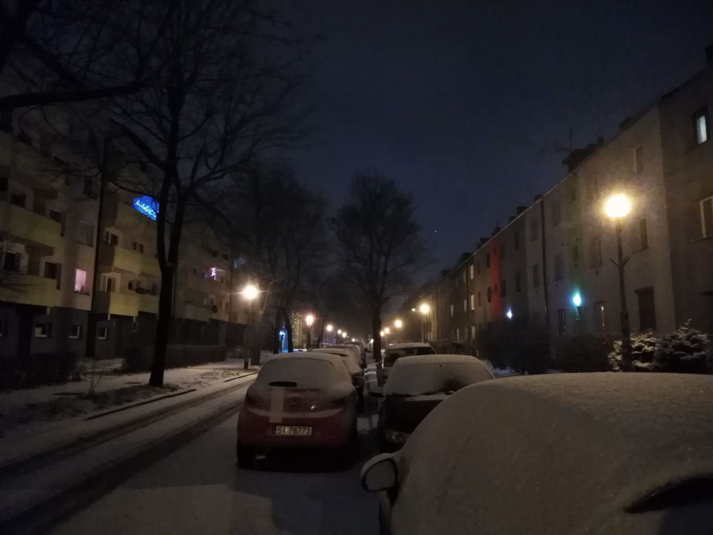 Atak zimy w Polsce. Śnieg na drogach w Zabrzu