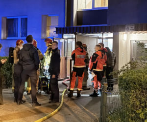 Nocny pożar mieszkania w Warszawie. Dwie osoby w szpitalu, ewakuowano mieszkańców