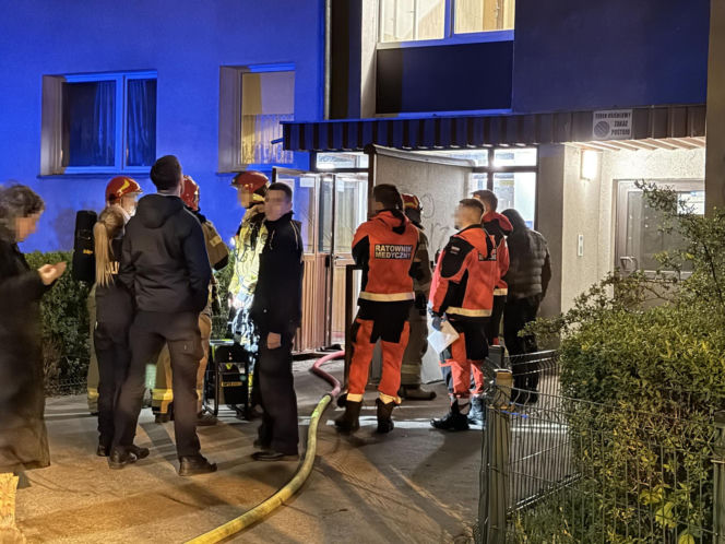 Nocny pożar mieszkania w Warszawie. Dwie osoby w szpitalu, ewakuowano mieszkańców