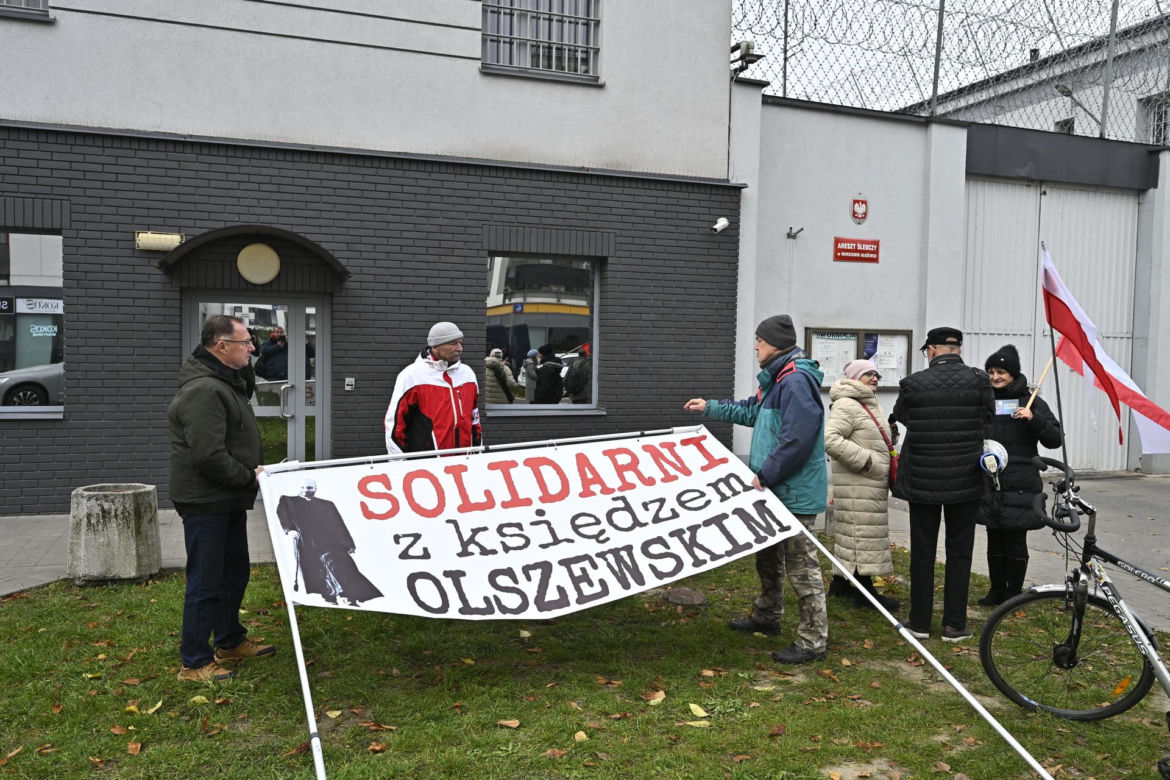 Oczekiwanie na wyjście ks. Michała Olszewskiego na wolność