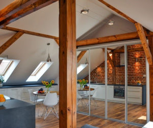 Loft aranżacja z surową cegłą na ścianie