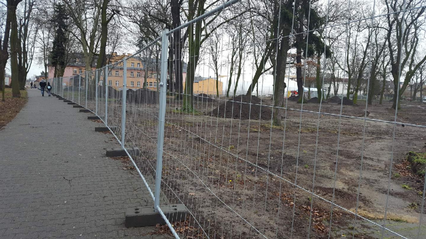 Tu na razie jest... Trwa modernizacja dwóch parków miejskich w Lesznie 