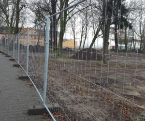 Tu na razie jest... Trwa modernizacja dwóch parków miejskich w Lesznie 