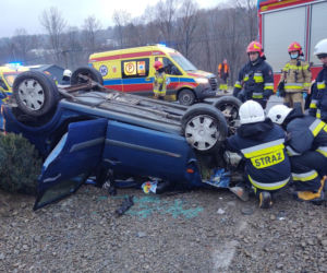 Chomranice. Ford fiesta dachował na wjeździe do posesji