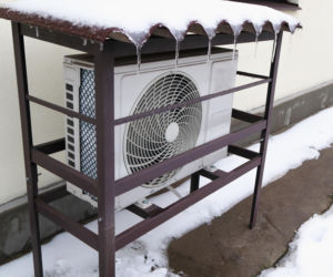 Lekki daszek nad jednostką zewnętrzną