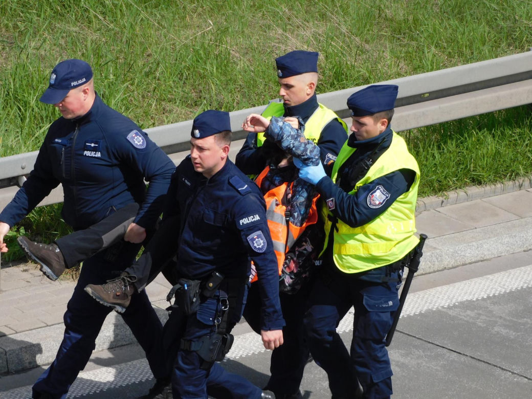 Ostatnie Pokolenie znowu to zrobiło! Przykleili się do asfaltu na trasie S8