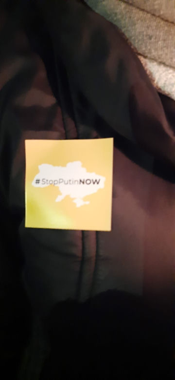Olsztyn. Demonstracja przeciwko wojnie na Ukrainie. Ludzie nieśli znicze i flagi [ZDJĘCIA]